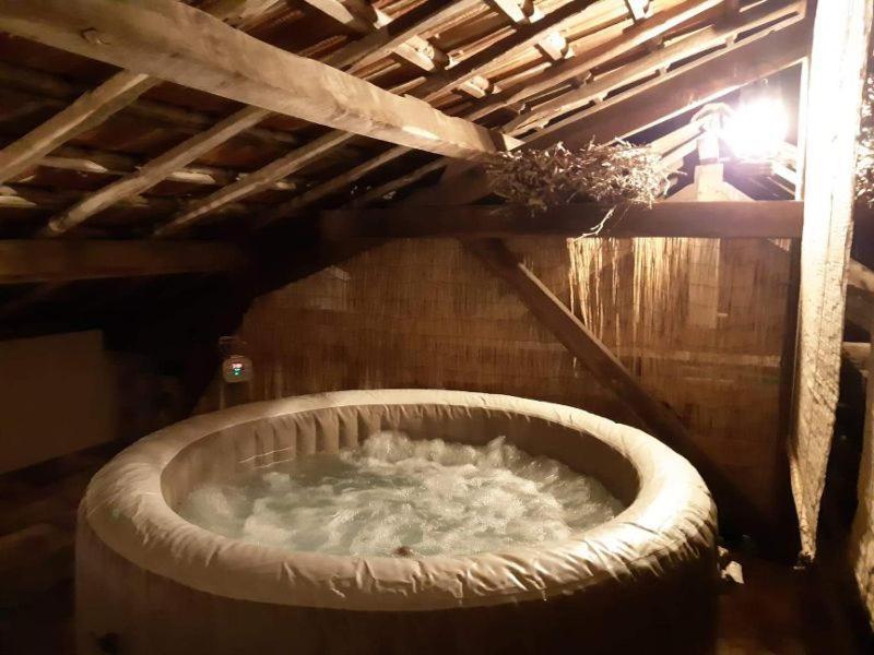 Gite, Jacuzzi & Vin Au Grenier De Madiran Exteriér fotografie